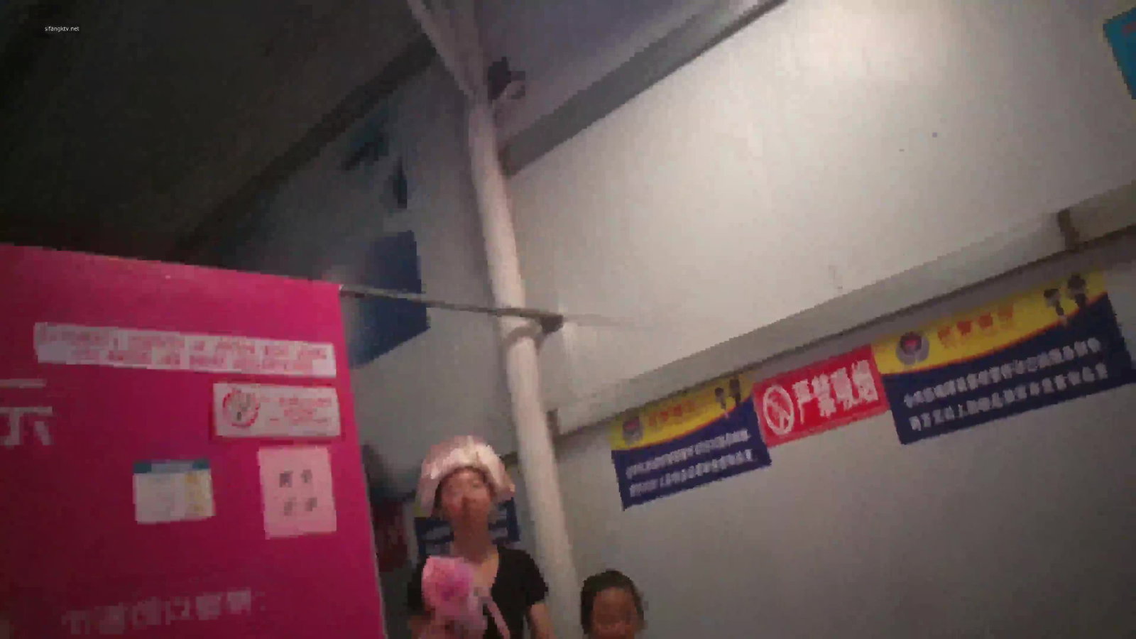 室内游泳馆女更衣室偷拍❤️几位身材不错的小姐姐换衣服