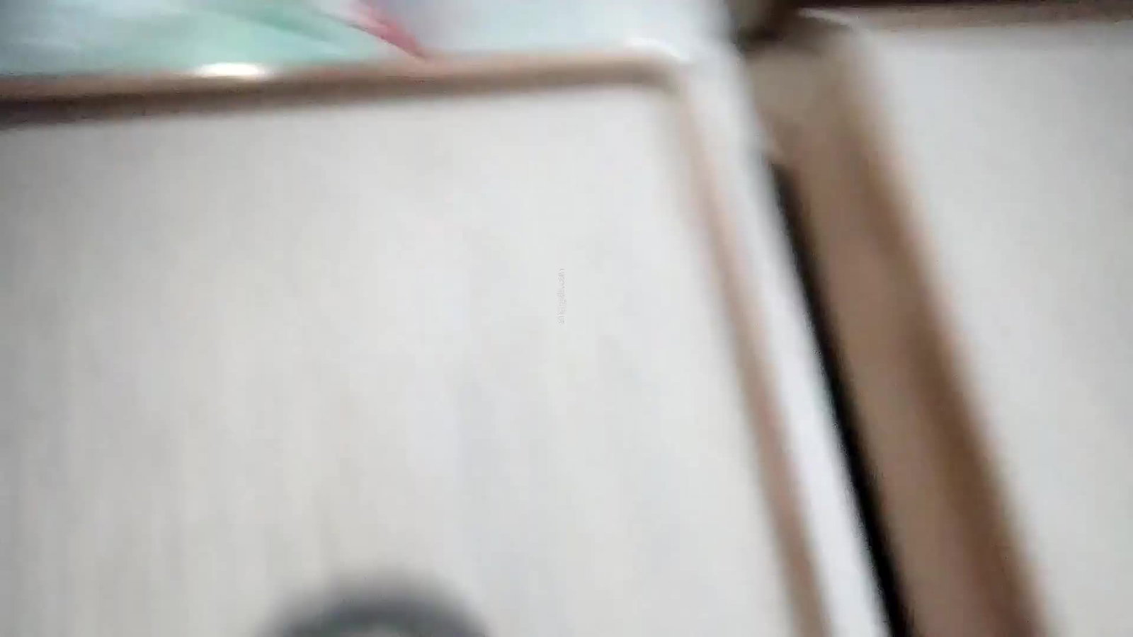 澡堂偷拍：锁身偷拍雪粉学妹简直纤毫毕现_白白净净的大屁股白如雪