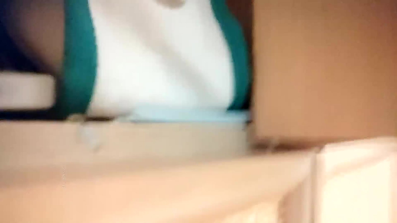 澡堂偷拍：偷拍几个附近高校学妹在沙发玩手机吃东西+浓密少妇B毛乱窜