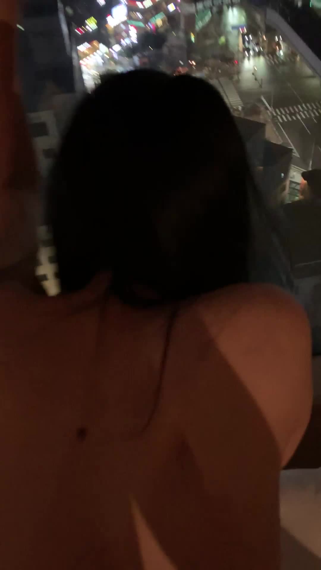 家境不错的大学生情侣❤️尊荣酒店顶层豪华房看着窗外夜景一边操逼
