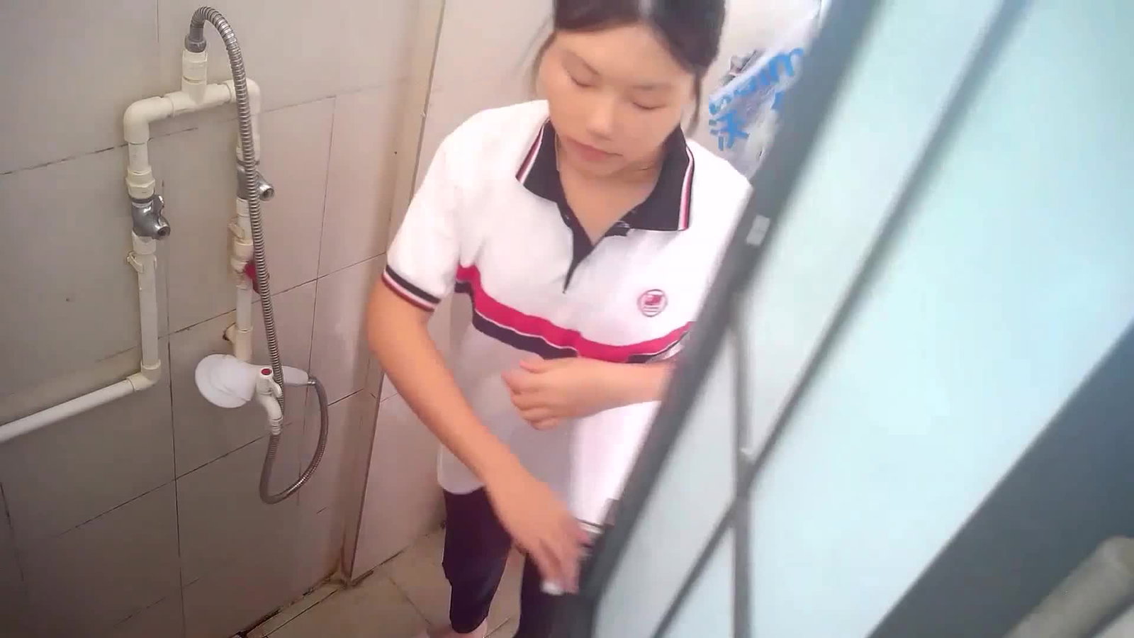 学校保安借工作之便在女生宿舍暗藏摄像头偷拍高中学妹洗澡