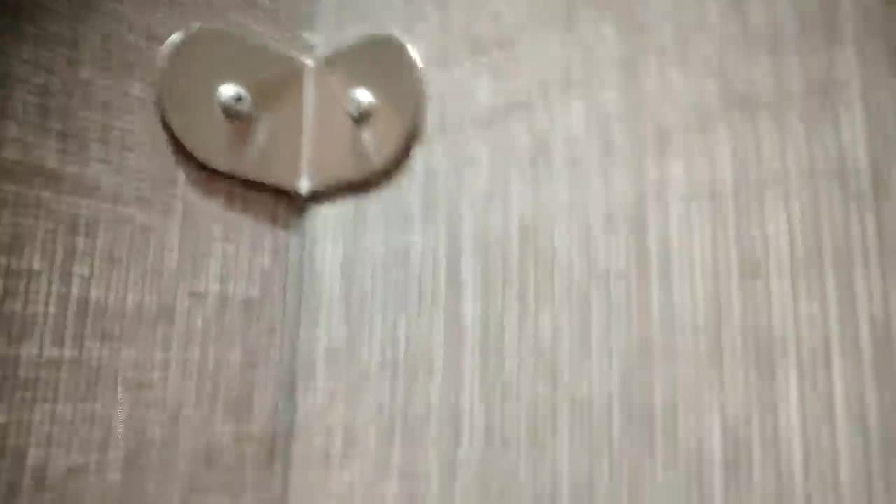 澡堂偷拍：三个小妹浴池嬉戏打闹，玩的真开心，叉着腿露出一团大黑B毛