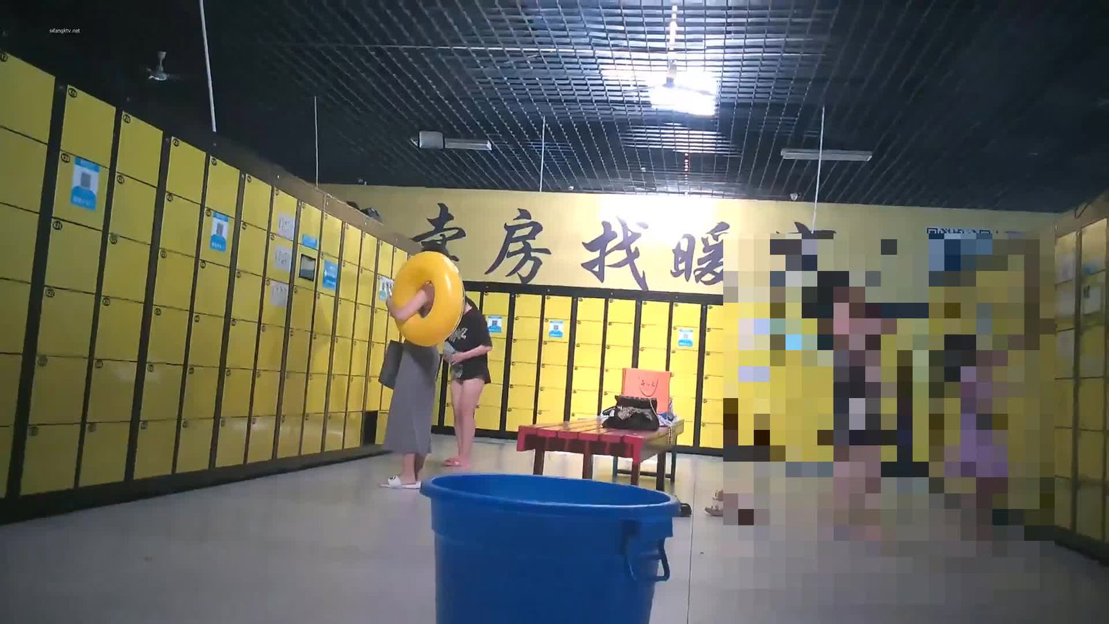 游泳馆内部员工偷拍❤️几个光溜溜换衣服的小姐姐