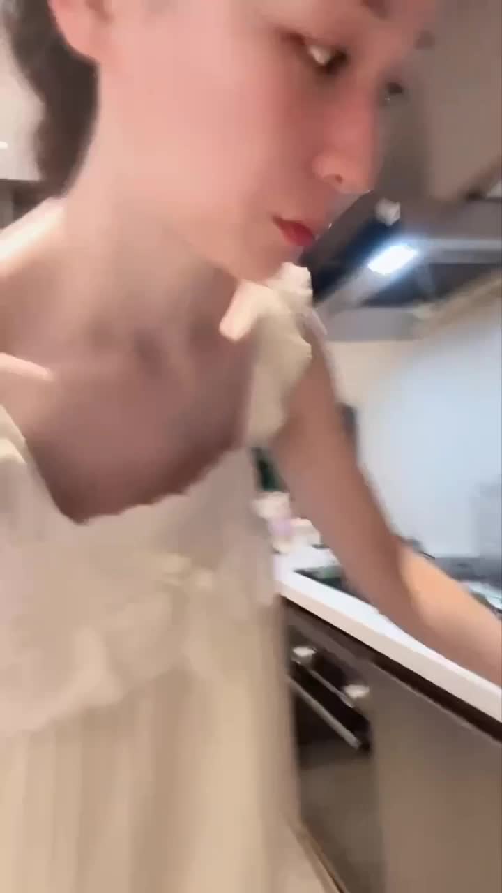 #周幼琳说车走光漏点.MP4