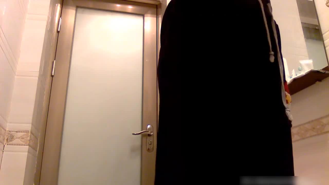 ⚫️咸湿房东卫生间真实偷拍贫乳学生妹日常洗香香稀毛嫩逼掰开了冲洗几个意思