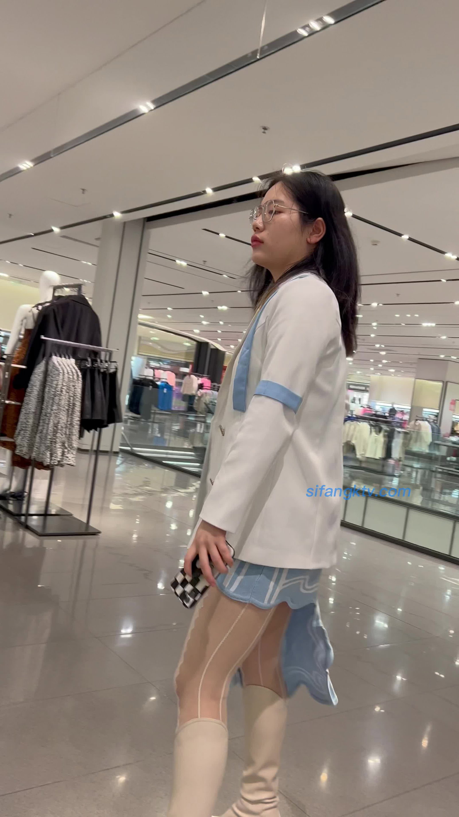 KFC原创CD_白色骚丝袜眼镜妹_蓝色内半裙低角度_超近距离偷拍_这角度太绝了_超清4K