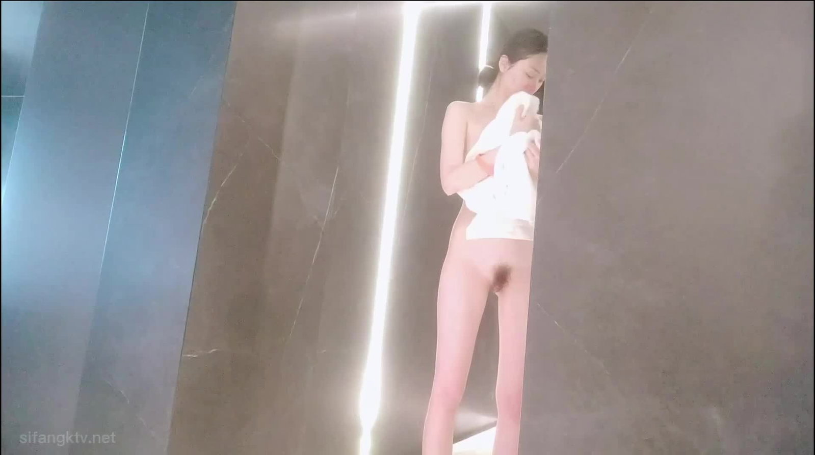浴室偷拍肤白貌美 (1).MP4