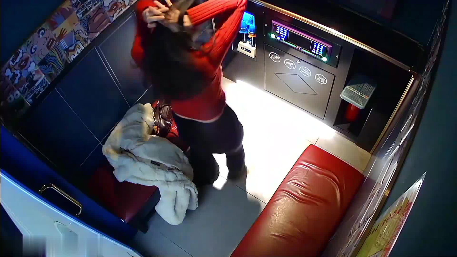 黑客破解KTV包房监控偷拍❤️红衣妹子刚进来不久就迫不及待脱下帅哥的裤子吃硬鸡巴一边唱歌一边操她