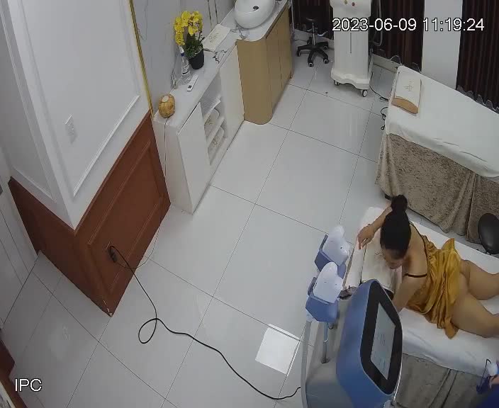 黑客破解美容院监控摄像头偷拍❤️客人脱光光全身刀片刮_毛激光去毛囊