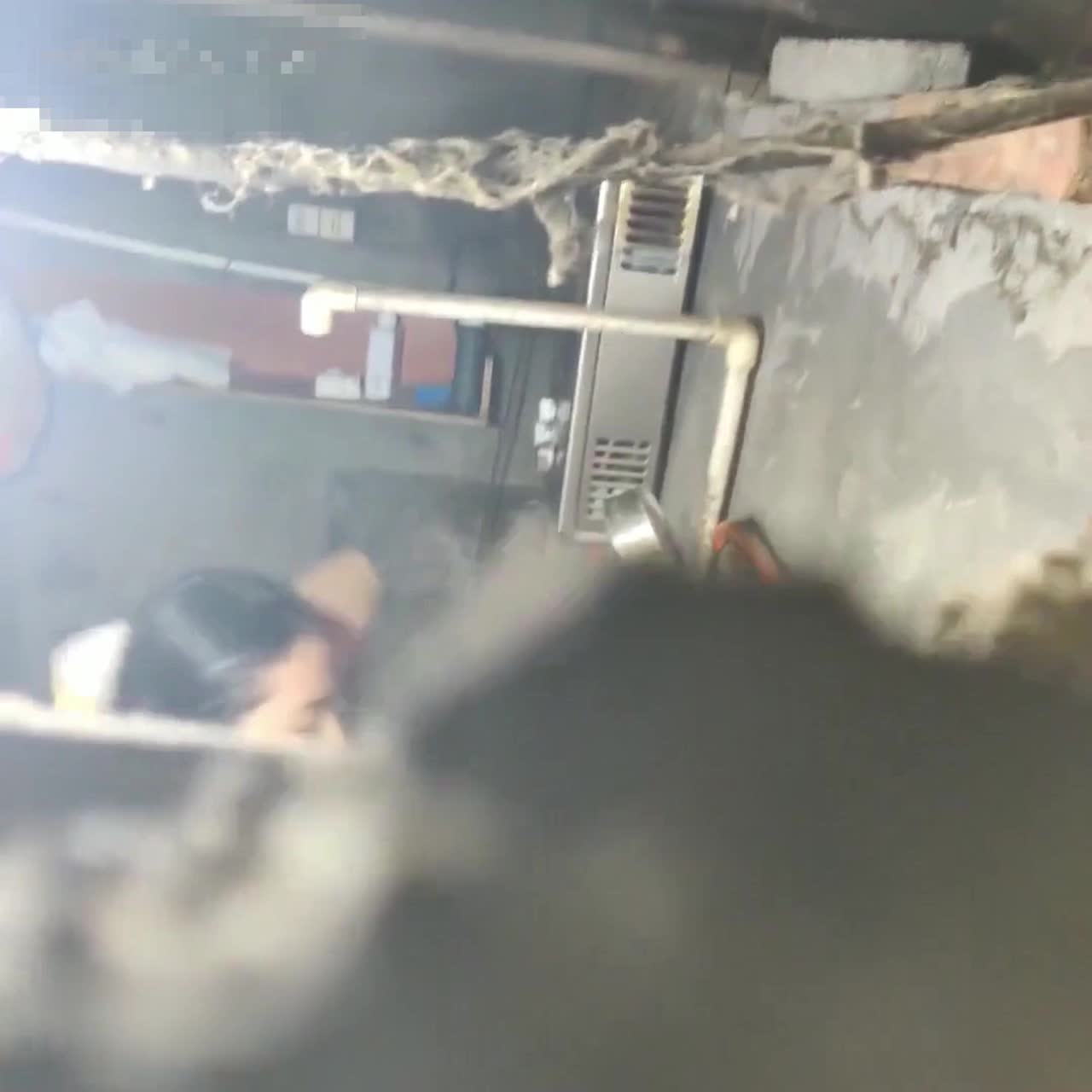 寒假趴墙头偷窥邻居大学生美女洗澡❤️洗澡时把手机放到水管上一边洗澡一边追剧,没注意旁边有人偷看她