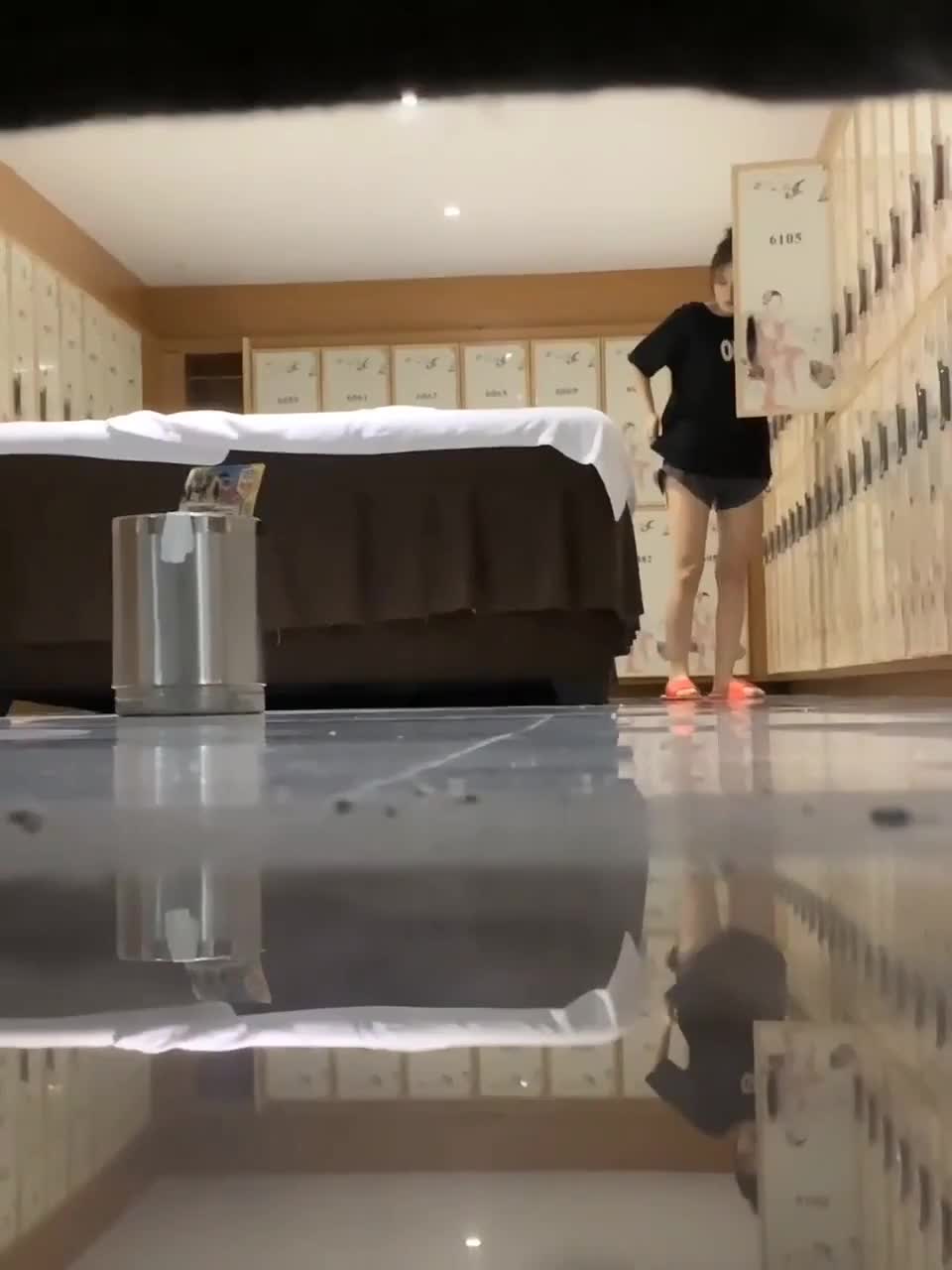 坑闺蜜系列❤️女主播袋装偷拍设备潜入浴室更衣室偷拍美女的裸体清晰无水印原版