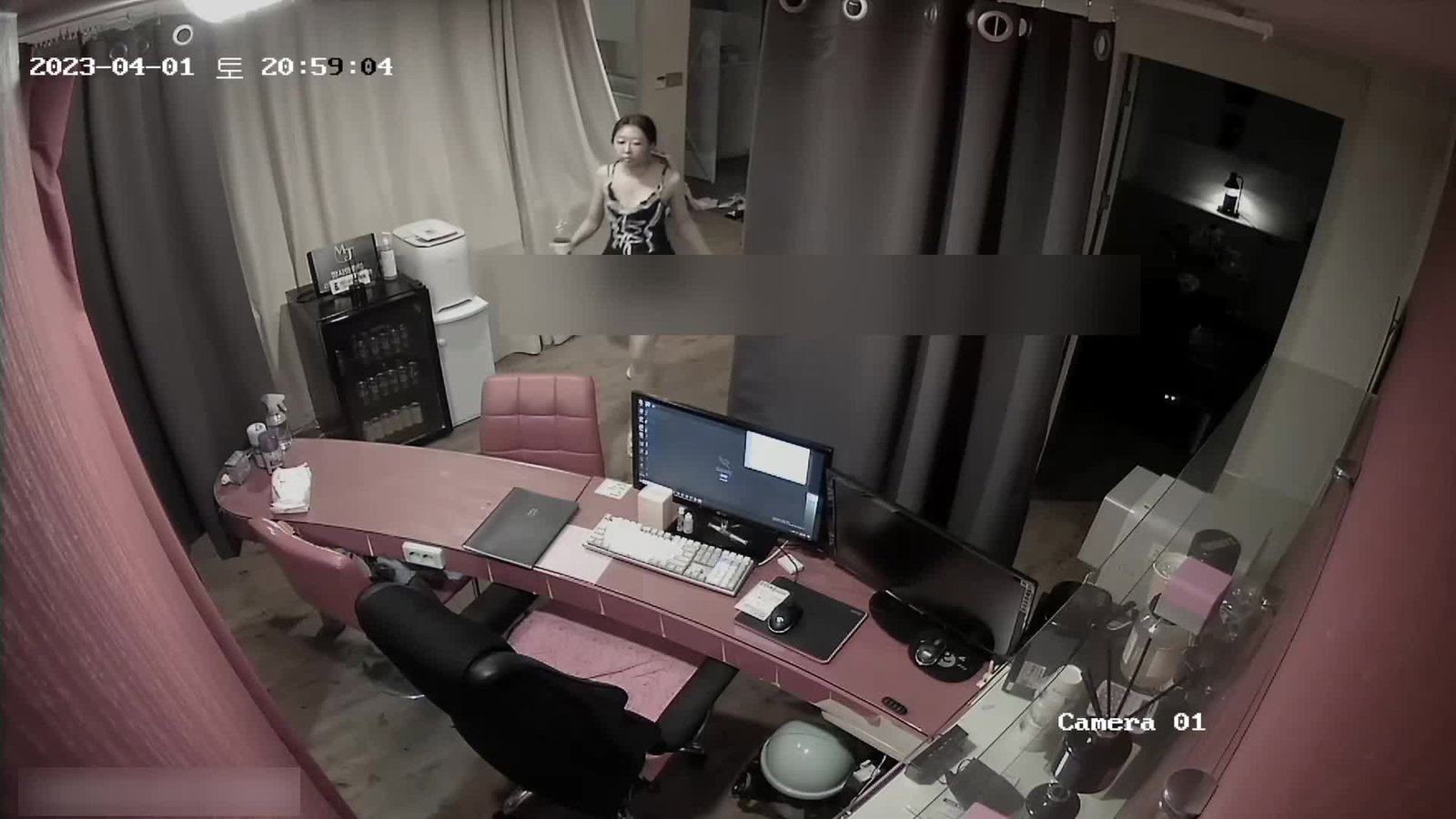 ⚫️摄像头破解真实偷拍，工作室下班后男女同事在办公桌前造爱全纪录，女的真骚，还换上了情趣女仆装