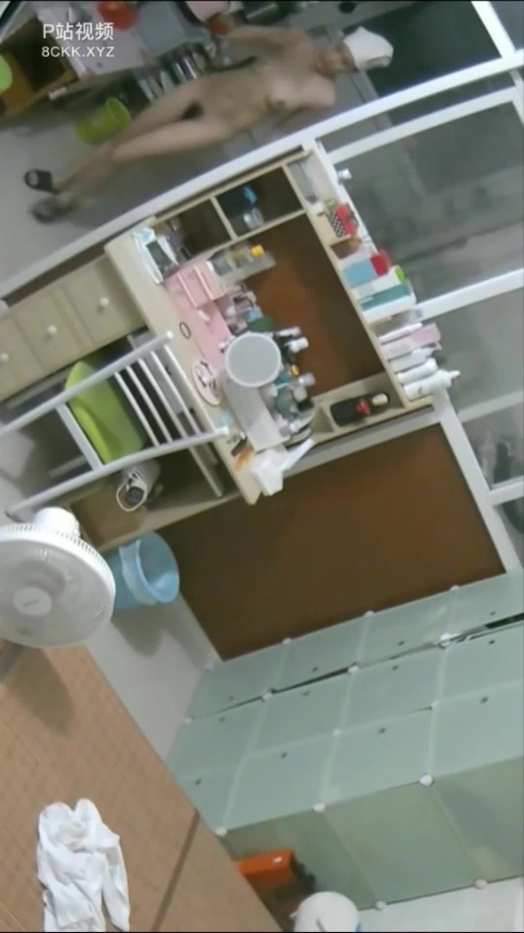 房东出租屋偷装监控偷拍❤️两个合租房的小姐日常生活更换衣服